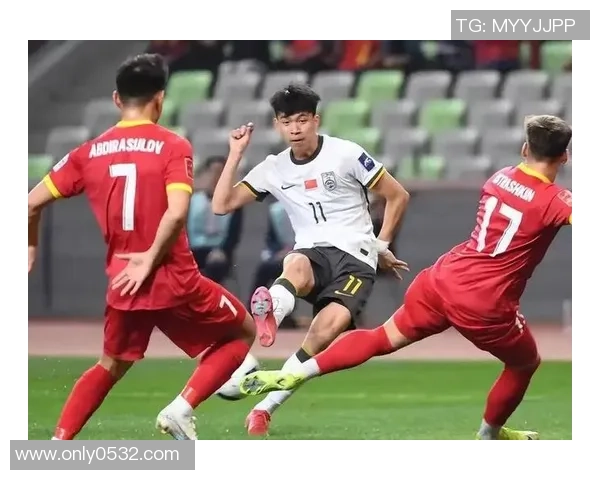 中场休息时国足球星展现惊人技术与领导力引领队友重拾信心 中场休息时国足球星展现惊人技术与领导力引领队友重拾信心