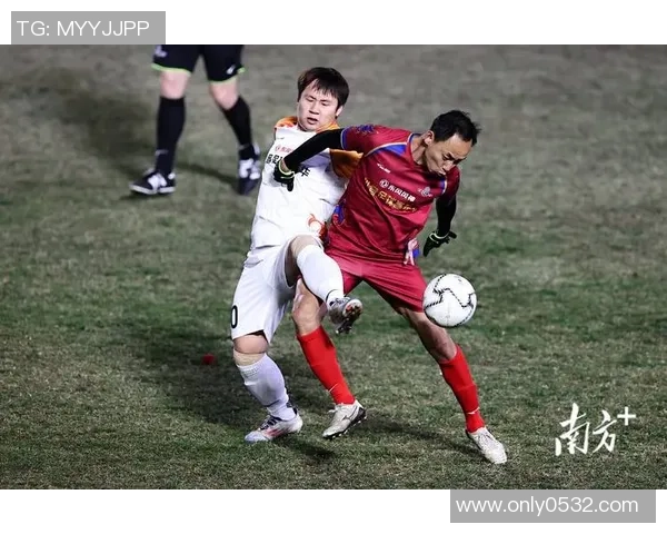 冷漠足球球星冷眼注视画面展现独特个性与比赛中的坚韧决心 冷漠足球球星冷眼注视画面展现独特个性与比赛中的坚韧决心