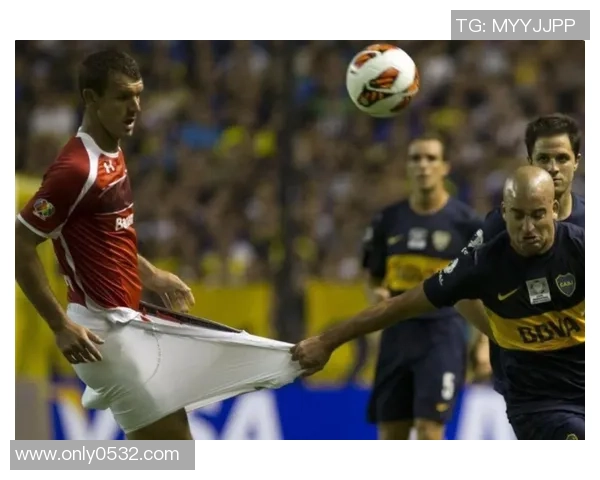 大牌球星因尿急暂停比赛引发热议，足球场上也有尴尬时刻