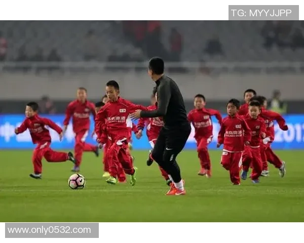 小球迷与球星同场竞技展风采激烈足球比赛上演梦想对决