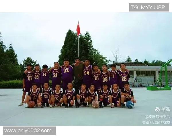 彝族足球球星英姿展现民族力量与运动精神风采