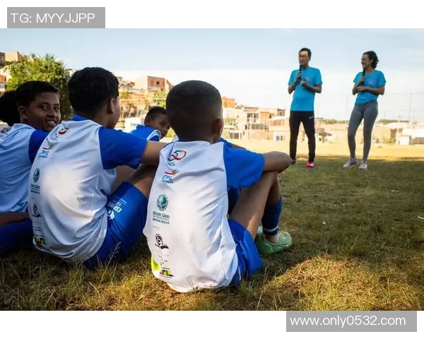 球星亲自示范足球训练技巧助力青少年提高技术水平